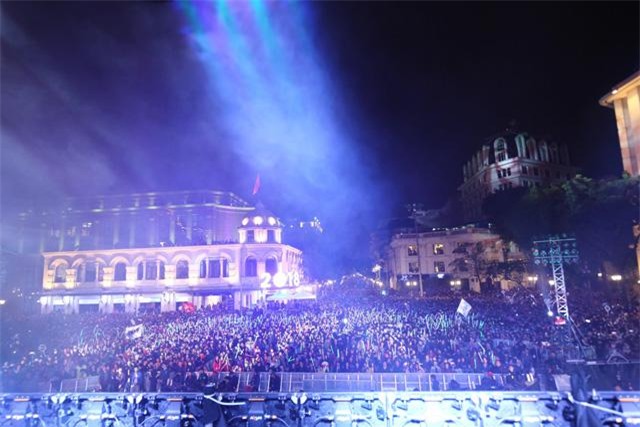 don nam moi 2018: pho di bo that thu, phu nu, tre em ngat xiu hang loat - 12