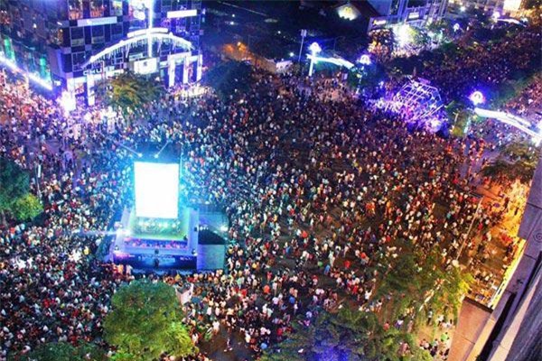 don nam moi 2018: pho di bo that thu, phu nu, tre em ngat xiu hang loat - 13