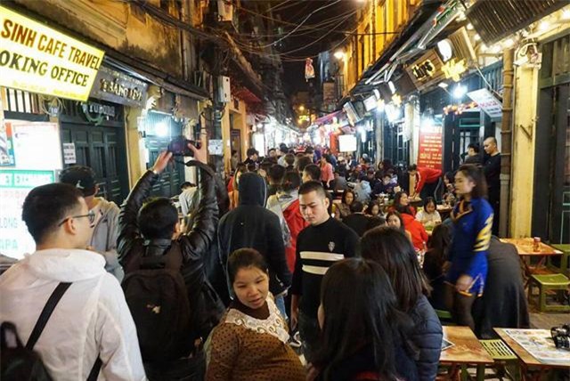 don nam moi 2018: pho di bo that thu, phu nu, tre em ngat xiu hang loat - 14