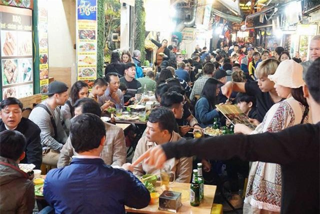 don nam moi 2018: pho di bo that thu, phu nu, tre em ngat xiu hang loat - 15