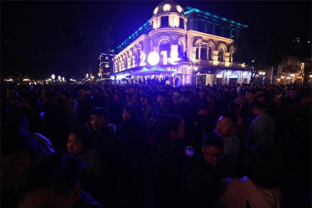 don nam moi 2018: pho di bo that thu, phu nu, tre em ngat xiu hang loat - 16