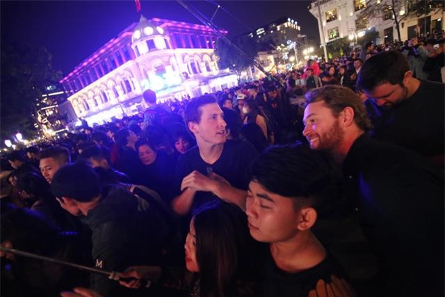 don nam moi 2018: pho di bo that thu, phu nu, tre em ngat xiu hang loat - 17