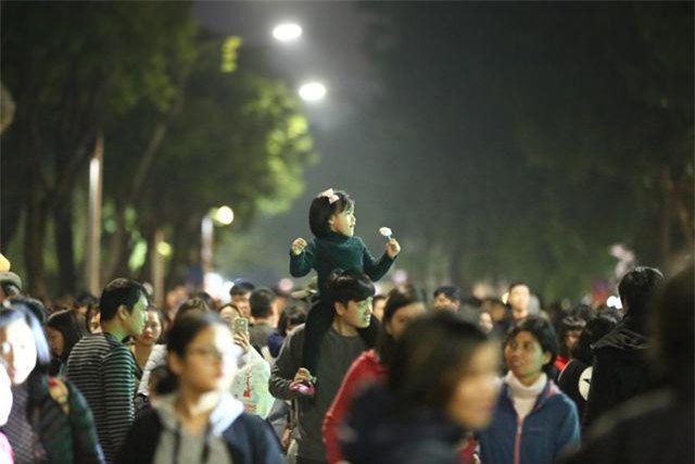 don nam moi 2018: pho di bo that thu, phu nu, tre em ngat xiu hang loat - 18