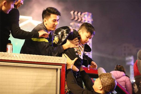 don nam moi 2018: pho di bo that thu, phu nu, tre em ngat xiu hang loat - 2