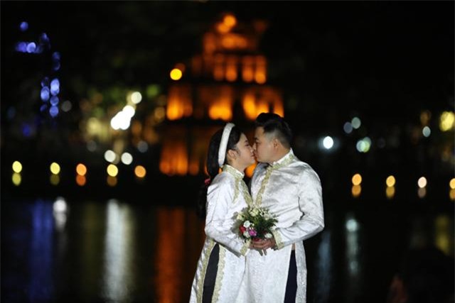 don nam moi 2018: pho di bo that thu, phu nu, tre em ngat xiu hang loat - 3