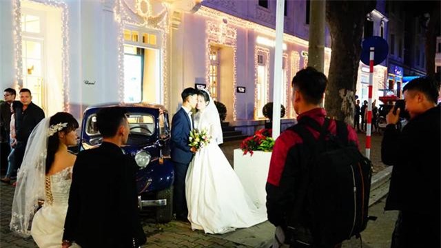 don nam moi 2018: pho di bo that thu, phu nu, tre em ngat xiu hang loat - 4