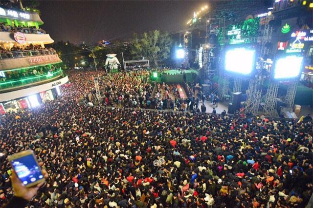 don nam moi 2018: pho di bo that thu, phu nu, tre em ngat xiu hang loat - 7