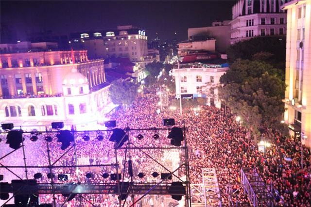 don nam moi 2018: pho di bo that thu, phu nu, tre em ngat xiu hang loat - 8