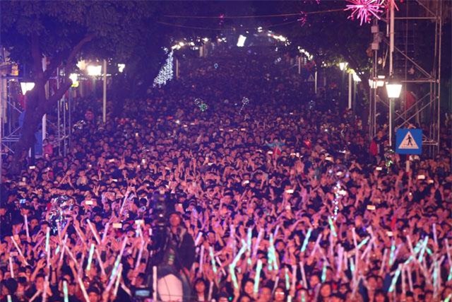 don nam moi 2018: pho di bo that thu, phu nu, tre em ngat xiu hang loat - 9