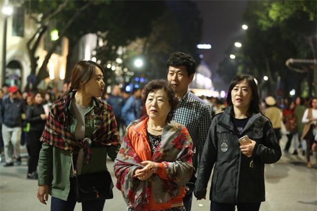 don nam moi 2018: pho di bo that thu, phu nu, tre em ngat xiu hang loat - 19