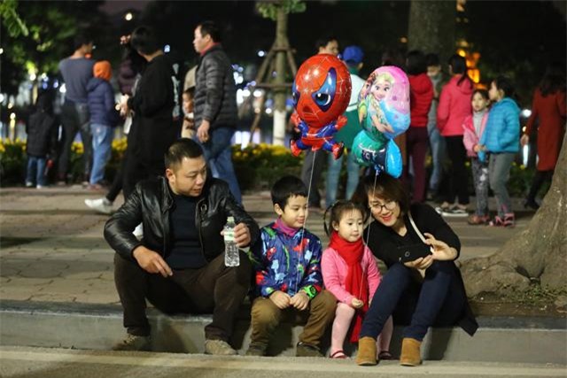 don nam moi 2018: pho di bo that thu, phu nu, tre em ngat xiu hang loat - 20