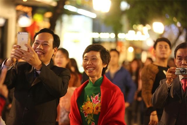 don nam moi 2018: pho di bo that thu, phu nu, tre em ngat xiu hang loat - 21