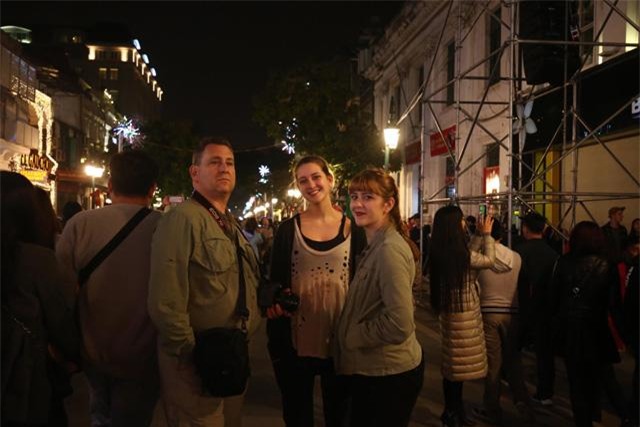 don nam moi 2018: pho di bo that thu, phu nu, tre em ngat xiu hang loat - 22