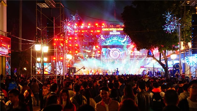 don nam moi 2018: pho di bo that thu, phu nu, tre em ngat xiu hang loat - 24