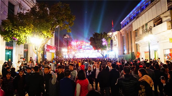 don nam moi 2018: pho di bo that thu, phu nu, tre em ngat xiu hang loat - 25