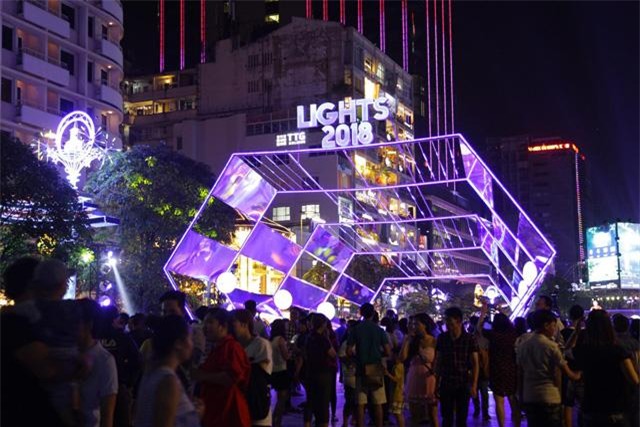 don nam moi 2018: pho di bo that thu, phu nu, tre em ngat xiu hang loat - 26