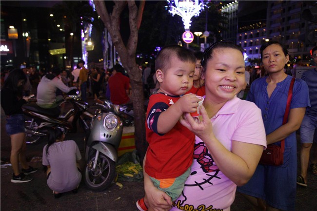 don nam moi 2018: pho di bo that thu, phu nu, tre em ngat xiu hang loat - 27