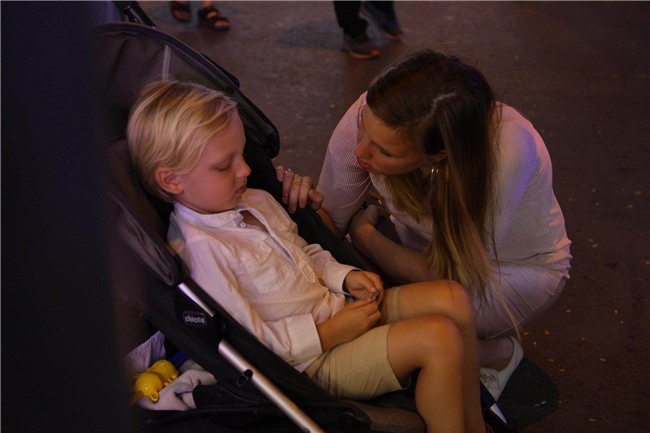 don nam moi 2018: pho di bo that thu, phu nu, tre em ngat xiu hang loat - 28