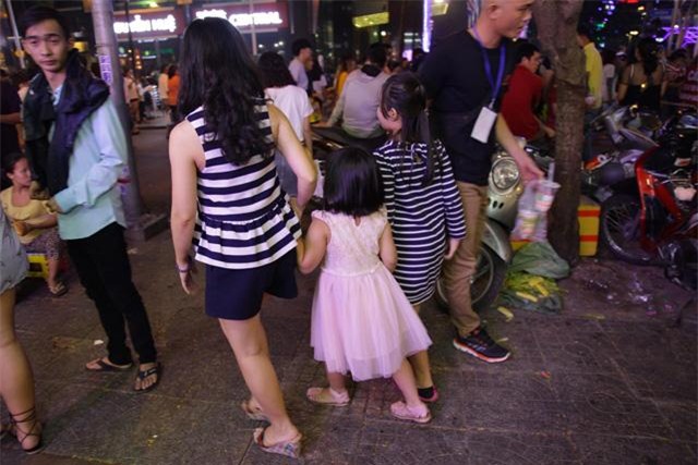 don nam moi 2018: pho di bo that thu, phu nu, tre em ngat xiu hang loat - 29