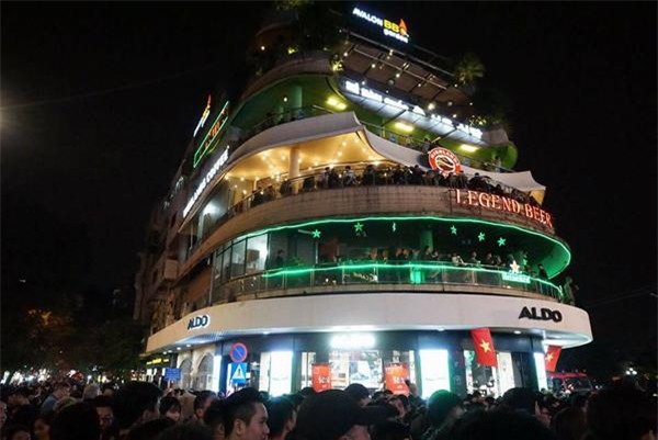 don nam moi 2018: pho di bo that thu, phu nu, tre em ngat xiu hang loat - 30