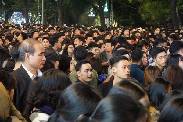 don nam moi 2018: pho di bo that thu, phu nu, tre em ngat xiu hang loat - 31