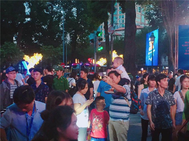 don nam moi 2018: pho di bo that thu, phu nu, tre em ngat xiu hang loat - 32