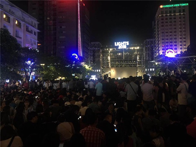 don nam moi 2018: pho di bo that thu, phu nu, tre em ngat xiu hang loat - 33