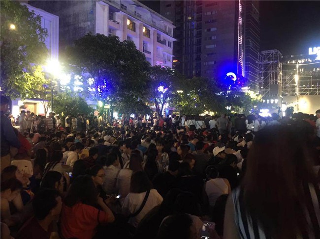 don nam moi 2018: pho di bo that thu, phu nu, tre em ngat xiu hang loat - 34