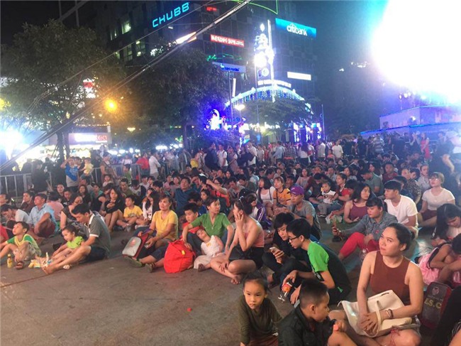 don nam moi 2018: pho di bo that thu, phu nu, tre em ngat xiu hang loat - 35