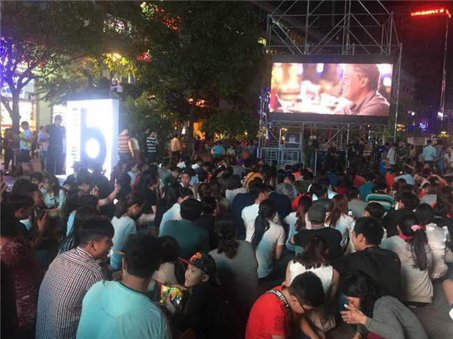 don nam moi 2018: pho di bo that thu, phu nu, tre em ngat xiu hang loat - 36