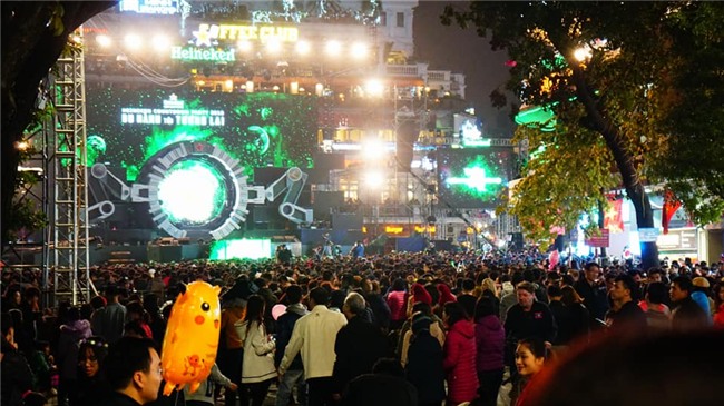 don nam moi 2018: pho di bo that thu, phu nu, tre em ngat xiu hang loat - 37