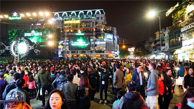 don nam moi 2018: pho di bo that thu, phu nu, tre em ngat xiu hang loat - 38