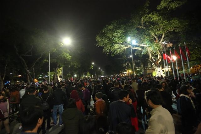 don nam moi 2018: pho di bo that thu, phu nu, tre em ngat xiu hang loat - 39