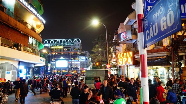 don nam moi 2018: pho di bo that thu, phu nu, tre em ngat xiu hang loat - 40