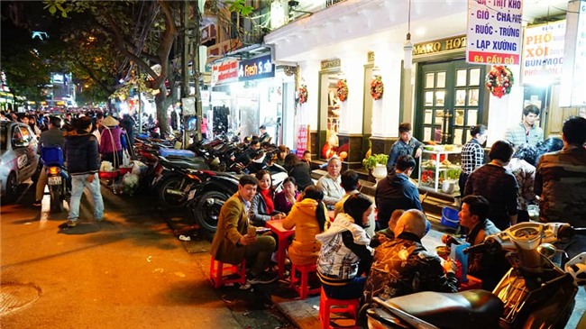 don nam moi 2018: pho di bo that thu, phu nu, tre em ngat xiu hang loat - 41