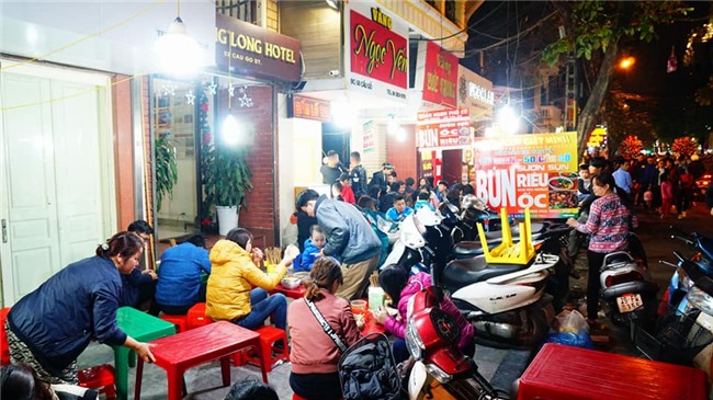 don nam moi 2018: pho di bo that thu, phu nu, tre em ngat xiu hang loat - 42