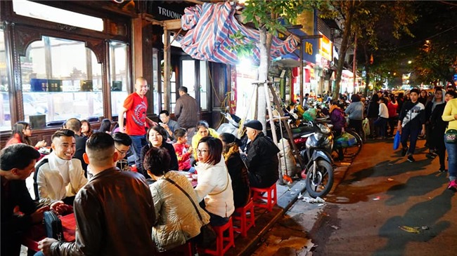 don nam moi 2018: pho di bo that thu, phu nu, tre em ngat xiu hang loat - 43