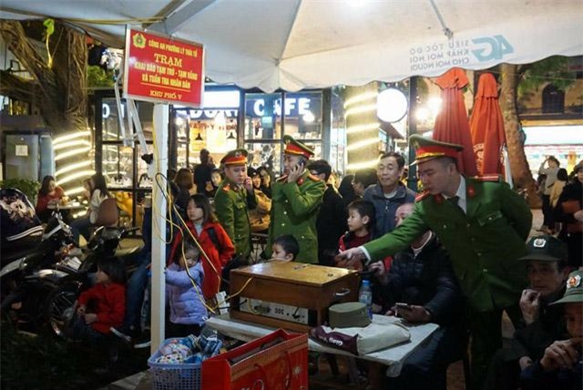 nhieu tre bi lac tai khu vuc ho hoan kiem trong dem giao thua, bo me hoang loan tim con - 1