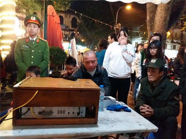 nhieu tre bi lac tai khu vuc ho hoan kiem trong dem giao thua, bo me hoang loan tim con - 2