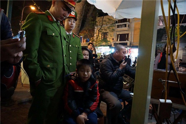 nhieu tre bi lac tai khu vuc ho hoan kiem trong dem giao thua, bo me hoang loan tim con - 3