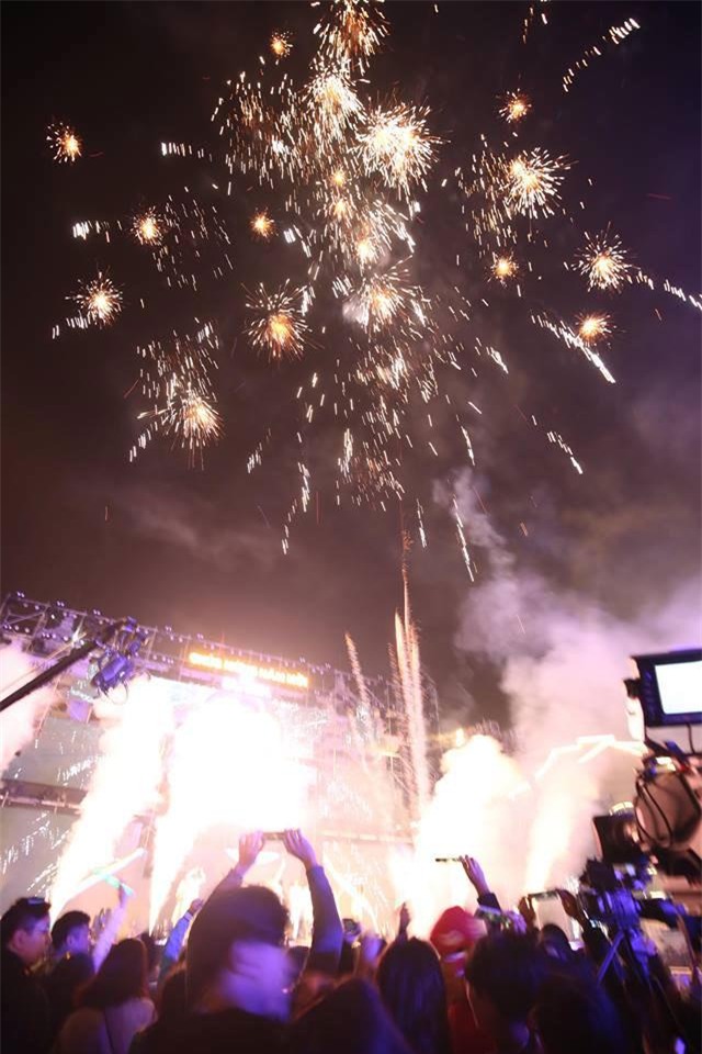 phao hoa ruc sang bau troi ha noi, tp.hcm, chao mung nam moi 2018 da den - 12