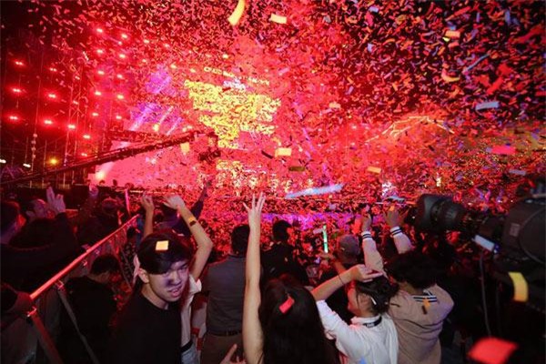 phao hoa ruc sang bau troi ha noi, tp.hcm, chao mung nam moi 2018 da den - 15