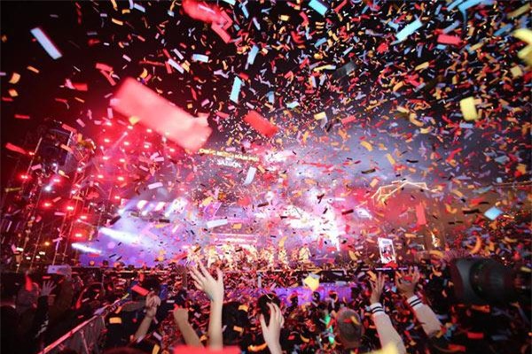 phao hoa ruc sang bau troi ha noi, tp.hcm, chao mung nam moi 2018 da den - 16