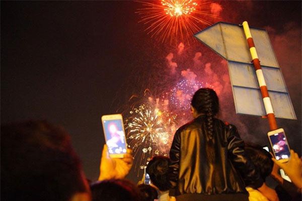 phao hoa ruc sang bau troi ha noi, tp.hcm, chao mung nam moi 2018 da den - 7