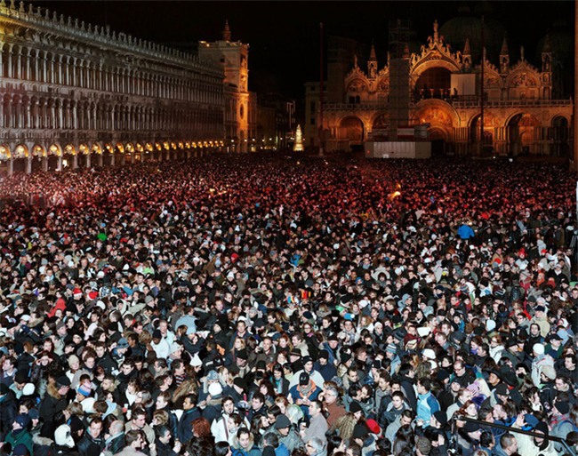 Những phong tục chào đón năm mới vừa thú vị vừa kỳ lạ trên thế giới - Ảnh 1.