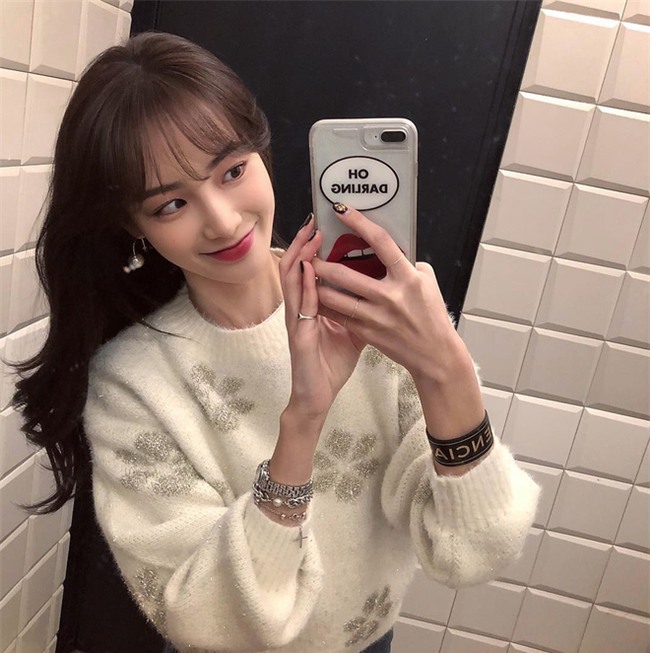 Gợi ý kiểu tóc và phong cách trang điểm không mất nhiều thời gian cho dịp đi chơi đón năm mới - Ảnh 2.