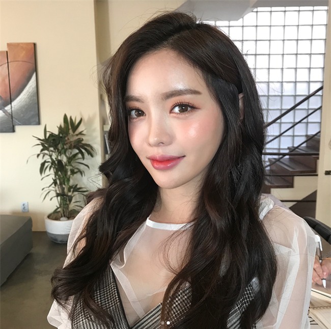 Gợi ý kiểu tóc và phong cách trang điểm không mất nhiều thời gian cho dịp đi chơi đón năm mới - Ảnh 7.