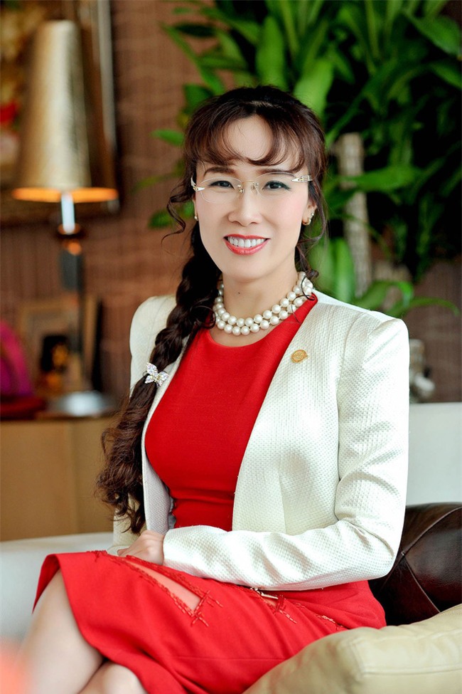 Nữ tỷ phú Việt đầu tiên lọt top 1.000 người giàu có nhất hành tinh: Mặc váy hoa, mang giày cao gót và tay cầm đô la - Ảnh 1.