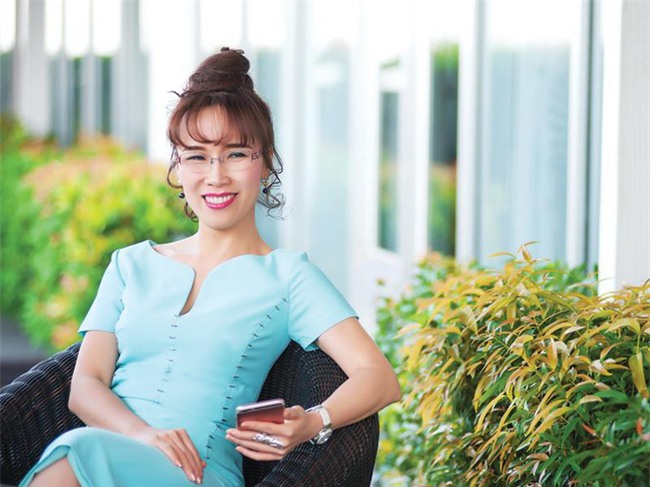 Nữ tỷ phú Việt đầu tiên lọt top 1.000 người giàu có nhất hành tinh: Mặc váy hoa, mang giày cao gót và tay cầm đô la - Ảnh 3.