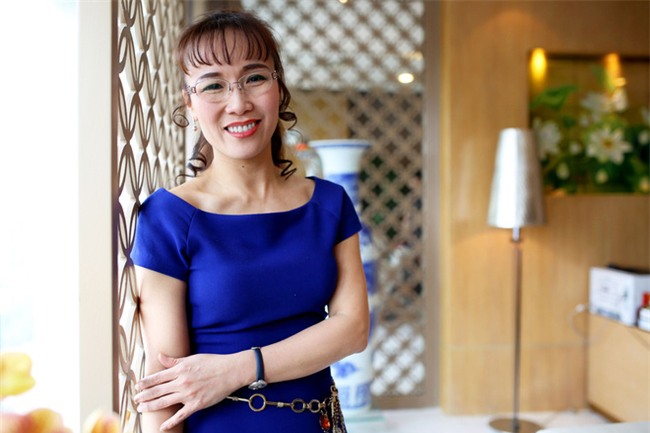 Nữ tỷ phú Việt đầu tiên lọt top 1.000 người giàu có nhất hành tinh: Mặc váy hoa, mang giày cao gót và tay cầm đô la - Ảnh 4.